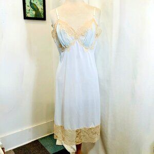 Vintage 1950s Vanity Fair Light Blue Full Slip